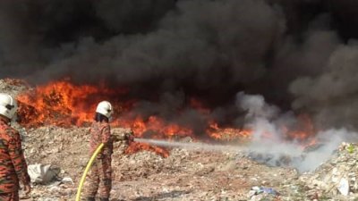 美农垃圾场狂烧14个小时，消拯员正极力灭火。