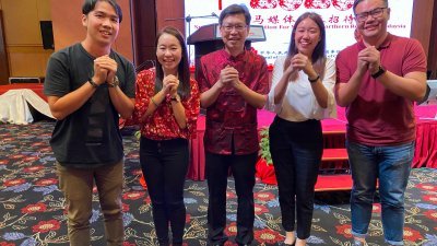 鲁世巍（左3）在中国驻槟总领事馆举办的2020年新年媒体招待会上，向《东方日报》读者拜年，左起记者陈振豪、槟城采访主任黄雨云、助理采访主任陈淑珊及记者吴维康。