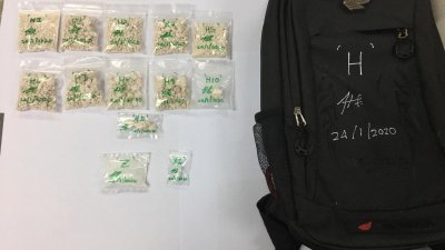 警方在嫌犯的背包内搜获13包类似毒品的粉末。