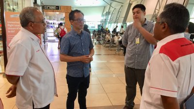 刘志良（左2）与甲州卫生局官员巡视峇株安南机场时，商讨机场的防疫情况。左为伊斯迈阿里。