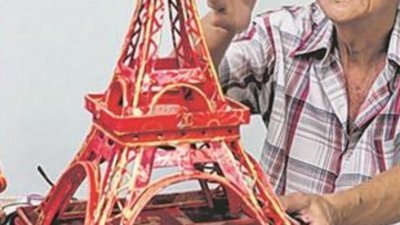 蔡作林今年的第一个作品就是“红包封巴黎铁塔”，铁塔底座还设计成小抽屉。