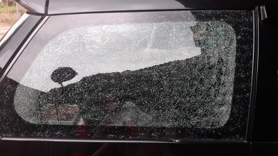 数名孩童玩沙炮，竟意外把车辆后窗的挡风玻璃“炸爆”。（图取自面子书）