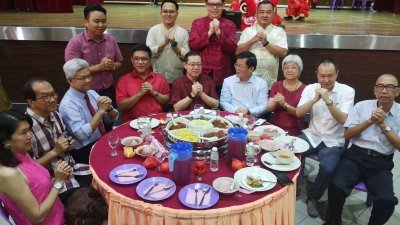 林冠英（左5起）与槟州首长曹观友及黄汉伟（左4）等人，出席升旗山国会议员新年团拜活动。