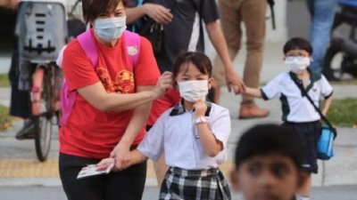 新加坡学校周三复课，大部份家长满意学校防疫措施，不担心让孩子回校上课。