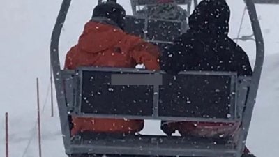 谢霆锋与好友到北海道滑雪，在缆车上坐在他隔壁的疑似就是王菲本人。
