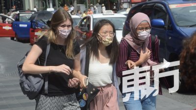 中国爆发2019年新型冠状病毒，大马人纷纷抢购口罩自保，惟棉布口罩和单层口罩并没有过滤病毒的效果，因此民众必须谨慎选用口罩。（摄影：陈启新）

