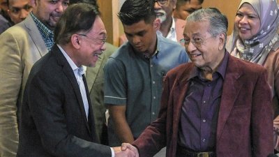 马哈迪（右）与安华曾在第14届大选掀起政治浪潮，他们的合作给人带来期望，但两人在首相人选问题产生巨大摩擦，还让希盟出现分裂危机。