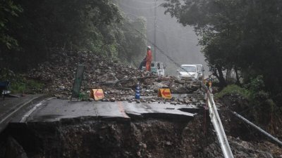 在灾情最严重的熊本县，大雨引发洪水及山泥倾泻，有路面遭冲塌。