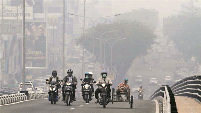 空气污染将加剧新冠肺炎患者的病情，是同样需刻不容缓关注的公共卫生课题。图为去年印尼烟霾的情景。