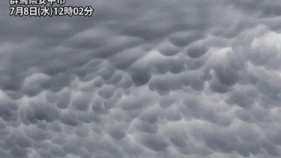 群马县安中市上空周三中午出现“乳房云”。（图取自推特）