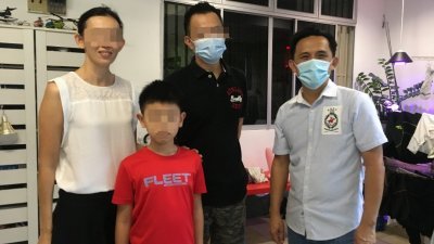 陈凌飞（左2）已康复出院了，让母亲锺春雁（左起）及父亲陈成俊放下心头大石，右为吴俊益。
