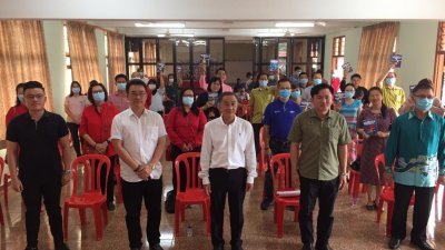 杨祖强（左4）周五出席在选区华小举行的派发道德丛书活动。