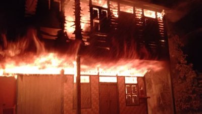 吉辇瓜拉古楼2间双层木屋周一晚遭火魔吞噬，火焰冲天。