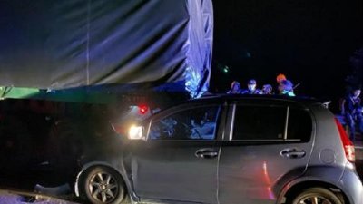 峇株巴辖重案组警员驾驶的迈薇轿车撞入拖格罗里后方，酿成1死4伤意外。