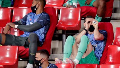 皇马边锋贝尔（右）如今是否上场比赛都会遭到批评，甚至坐在看台上也能成为新闻。