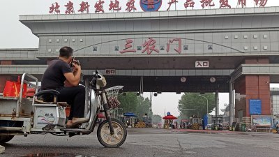 6月爆发疫情的北京新发地市场。（图取自中新社）