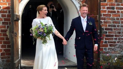 丹麦首相弗雷泽里克森在默恩岛的毛勒比教堂举行婚礼。