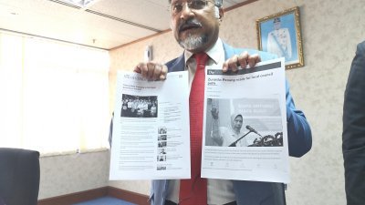 佳日星展示祖莱达在2018年拜访槟城时的新闻报导，以显示槟州政府对恢复地方政府选举的支持。