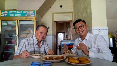 郑来兴（右）首站到访海安饭店，并与负责人之一谢是发畅谈海安这80年来的点点滴滴。