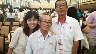 张念群（左起）在2016年在面子书上传与父亲张敬良的合照。（照片取自张念群面子书）
