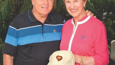 高尔夫传奇球星尼克劳斯（左）周日表示，他和妻子芭芭拉都曾在3月时染疫，但两人目前已经康复。