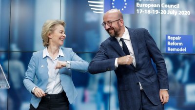 欧盟委员会主席冯德莱恩（左）和欧洲理事会主席米歇尔，周二在欧盟峰会后的新闻发布会结束时，以击肘代替握手。
