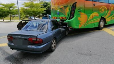 威拉轿车随后撞向学巴后部，并卡入车底。