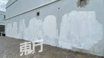 “抗疫英雄”壁画于周一，被发现遭人涂鸦破坏。（摄影：徐慧美）