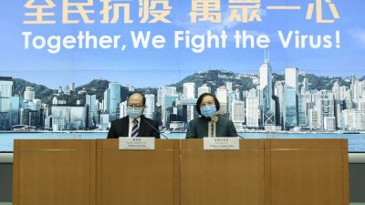 香港食物及卫生局局长陈肇始（右）周三公布新一轮防疫措施，要求室内公众地方及公共交通转乘处须强制配戴口罩，措施于7月23日起生效，为期14天。（图取自中通社）
