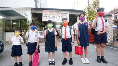 辅友小学校方以黄、蓝、青、橙、紫、红这6种颜色的布料口罩，来区分不同年级的学生。