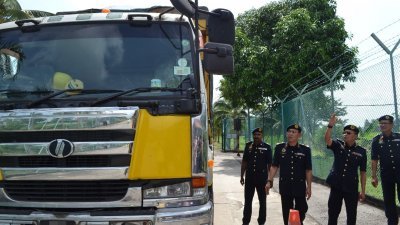 槟州陆路交通局执法员在本那牙设立执法检查站，以检查路过的商用车辆。