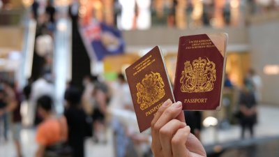 英国政府宣布，2021年1月将正式对约300万持有英国国民（海外）护照（BNO）的香港公民，开放入境英国签证申请。英国驻香港总领馆表示，估计约290万人有资格拥有这种护照。