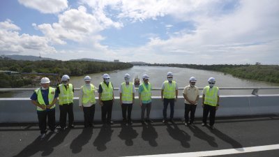 法迪拉（右4）周六连同拿督斯里诺罗拉查里（右5）等人，巡视丹绒隆坡新桥工程。（图取自马新社）