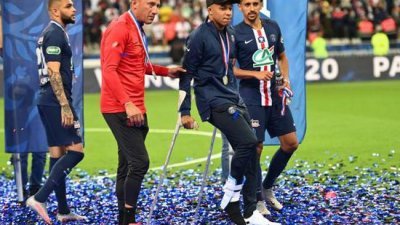 巴黎圣日曼前锋姆巴佩（右2）在法国杯决赛受伤被换下场，右脚踝套上护具的他只能拄著拐杖去领奖。