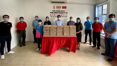 共有10间来自亚沙国会选区的华小获谢琪清（后排左5）捐赠鸡蛋，并由家协转交给所需的清寒家庭。