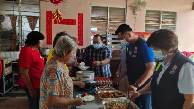 疫情中欢庆双亲节！马华芙蓉区会志工团为老人准备了午餐。右起为杨孔耀、罗秀英及萧开文。