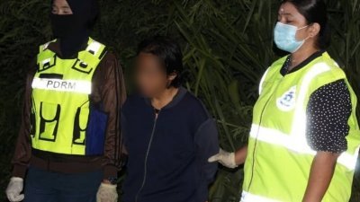 一名巫裔女子将冰毒藏在香烟盒内，在路障行动中被警方发现后将她逮捕。