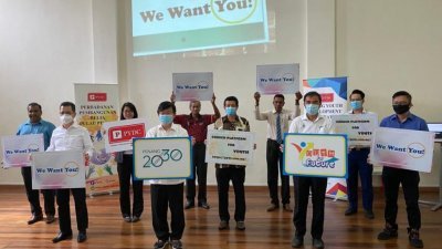 曹观友（前排左2起）与孙意志为槟城青年发展机构启动的征聘和公司-员工速配平台“we want you”主持推展礼。