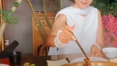 杨丽萍日前分享了一则自己吃火锅的短片。（图取自网络）
