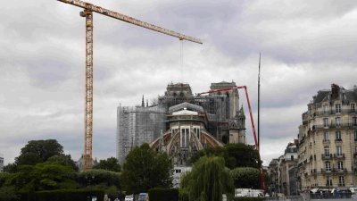 巴黎圣母院脚手架拆除工程，当地时间周一正式展开。作为巴黎圣母院修复工作的重要组成部分，这项工程预计将持续至少3个月，需要“非常复杂而精细的操作”。 （图取自中新社）