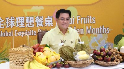 泰国副首相兼商务部长朱林周二晚通过网络直播平台，向中国观众推销榴莲、山竹等泰国水果。 （图取自中新社）