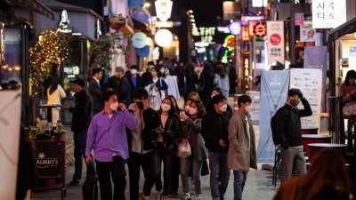 首尔市梨泰院的街道上，民众都戴上口罩以防感染新冠肺炎。（图取自网络）