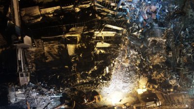 浙江省台州市温岭良山村高速路段周六发生油罐车爆炸事件，死伤惨重，周边建筑被夷为平地。（中新社）