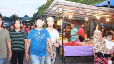 霹雳州的早夜市可从6月15日起陆续开放，惟小贩与顾客都需遵守标准作业程序，否则相关早夜市可被地方政府谕令关闭。（档案照）