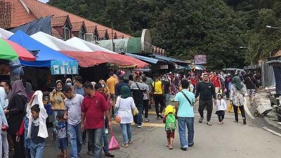金马仑美兰村市集在周末出现人满为患的现象，且部分商家及游客未遵守标准作业程序，结果遭彭州政府下令关闭。