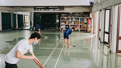 武馆工作人员正在清洗地上，为周一的开业做好准备。
