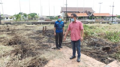 陈劲源（左）与刘志良巡视第二期马六甲河美化计划附近因公开焚烧，而被烧毁的树及电线设备。