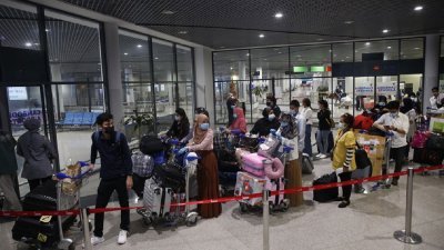 滞留马来西亚2个月的柬埔寨移工，周二返抵金边的国际机场。（图取自网络）