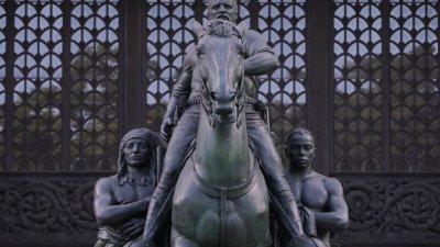 美国自然历史博物馆门口前的前总统西奥多·罗斯福铜像旁分别站著一名非裔及印第安人，被批评象征殖民主义和白人至上主义，纽约当局为此决定移除铜像。