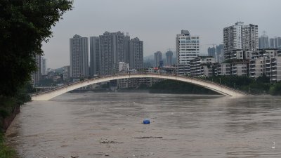洪峰周一从重庆綦江过境，重庆市水文监测总站向綦江流域重庆段，发出80年来的首个红色预警，当局紧急疏散4万人。（图取自中新社）